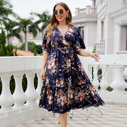 👗Рокля с V-образно деколте и флорални мотиви