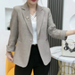 Елегантен сако с тясна кройка и брошка с флорален мотив