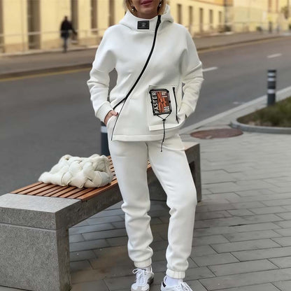 Дамски комплект от яке с качулка и панталони